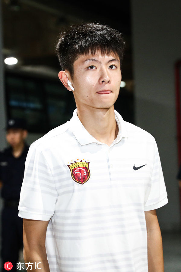 上海上港将帅抵达赛场 武磊自提两双球鞋