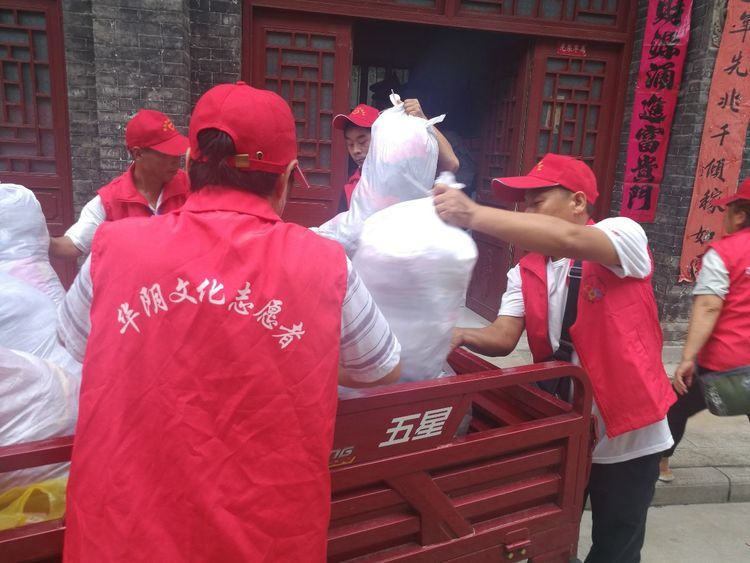 华阴市文化志愿者服务中心向甘肃文县灾区邮寄