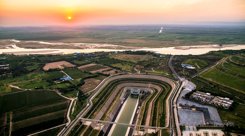 30日,“水到渠成共发展”网络主题调研采访活动走进河南郑州,实地探访了中华民族两条母亲河的交汇处、南水北调中线工程的咽喉——“穿黄工程”。