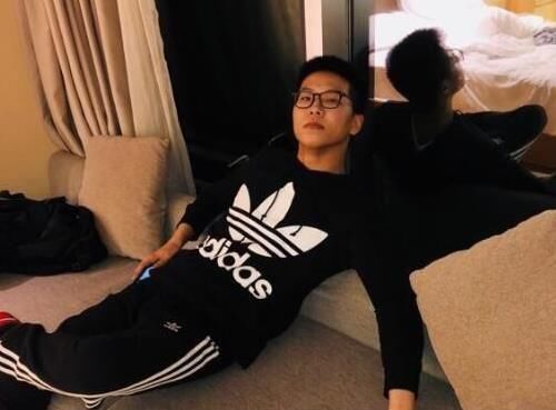 LOL:斗鱼余小C发16字微博晒了一张图,网友:这