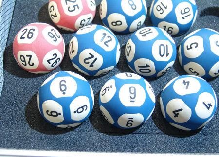 紫萱双色球第18050期预测:连码形态遇冷