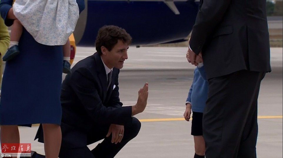 有趣的一幕是在公爵一家准备离开时，加拿大总理主动向乔治王子做出击掌手势，然而小王子只是摇了摇头离开了。