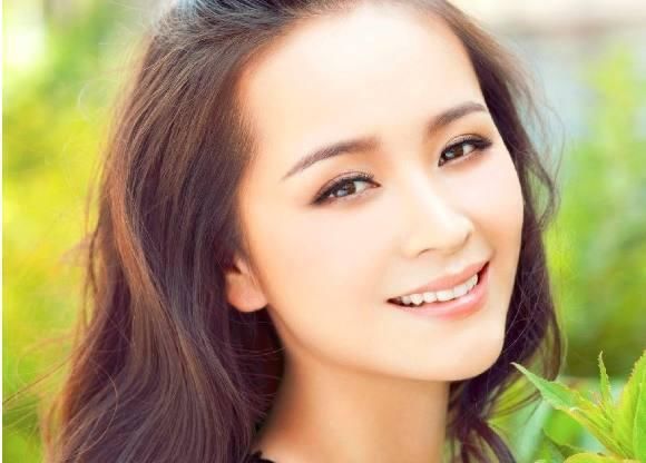 她是《美人心计》中的栗妙人,是《我的法兰西岁月》中的罗雅屏,《孤芳