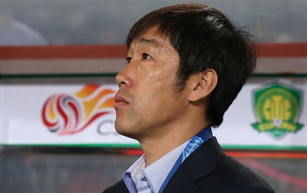 图为2014年4月30日，时任江苏舜天队主教练的高洪波在场边等待中超联赛第九轮江苏舜天队对阵北京国安队比赛开始。