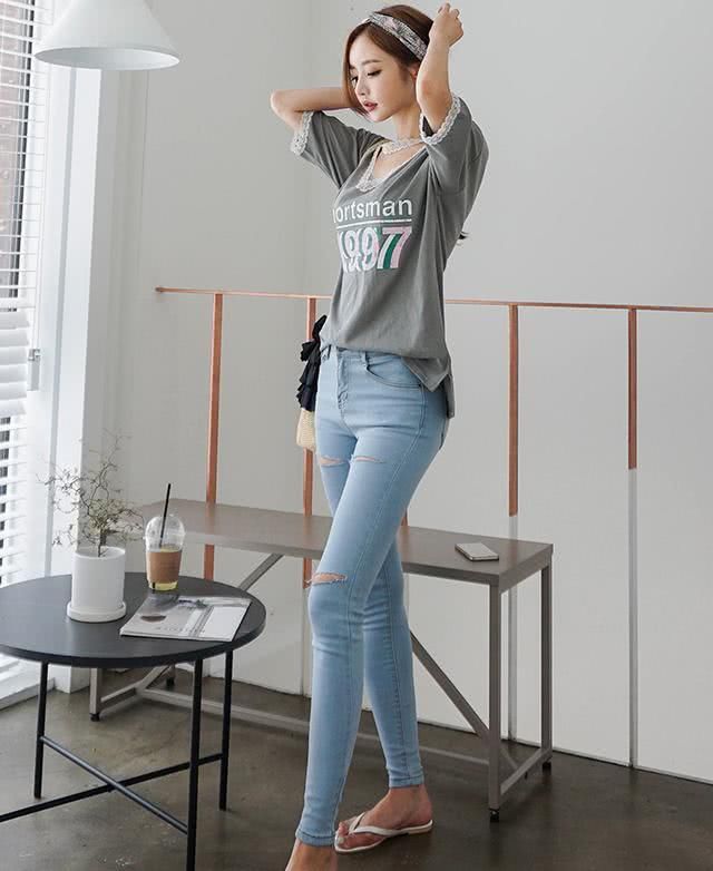 素颜女神王丽坤和汤唯机场T恤配牛仔裤,简约搭