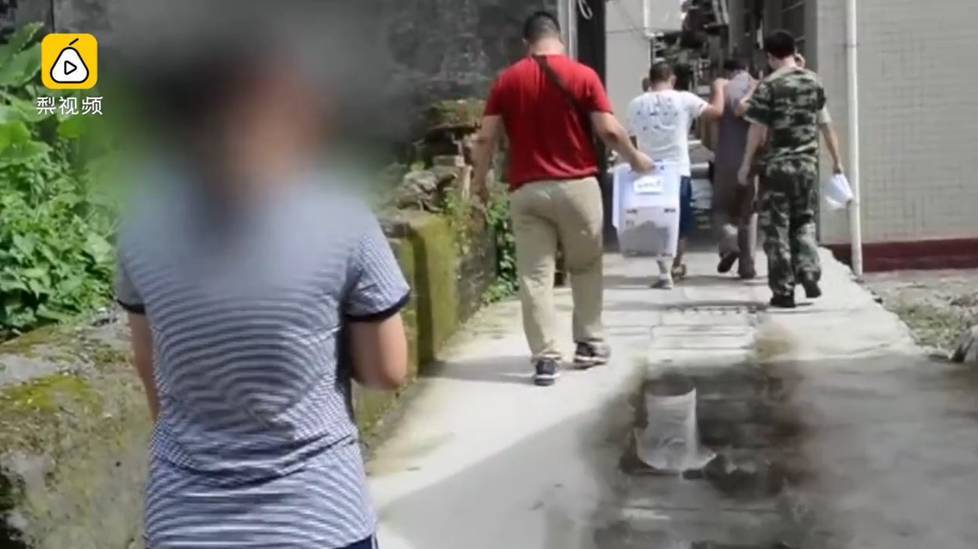 女儿生日当天 看着爸爸被捕嚎啕大哭 女儿生日当天 看着爸爸被捕嚎啕大哭