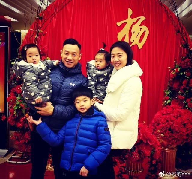 张柏芝谢霆锋大儿子lucas确实长歪了,和弟弟比他更黑瘦也不洋气