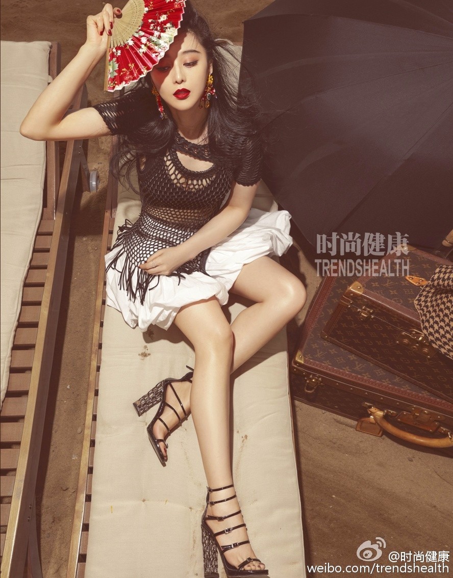 范冰冰携陈学冬晒日光浴比胸 美腿修长又性感