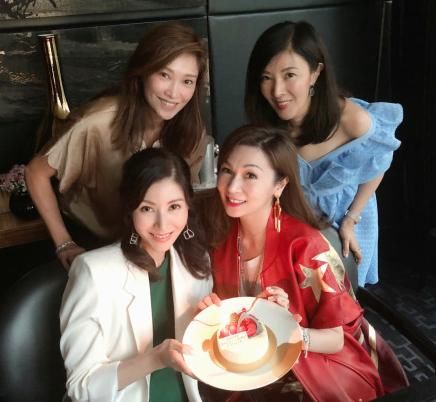 漂亮有什么用,李嘉欣每次合照还不是被姐姐抢