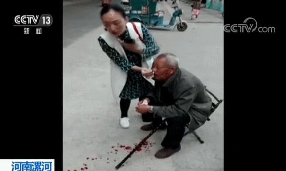 “最美护士”为摔倒老人止血 这感人一幕在朋友圈被大量转发 “最美护士”为摔倒老人止血 这感人一幕在朋友圈被大量转发