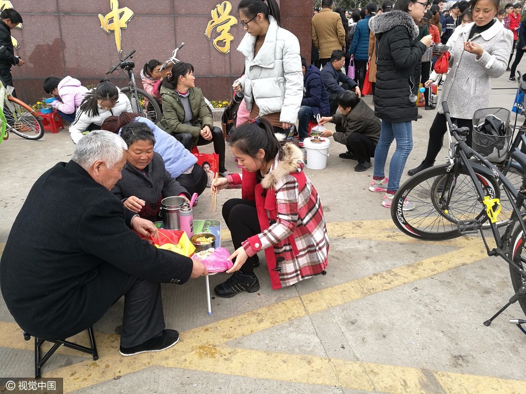 “亚洲最大高考工厂”大门外 学生蹲地吃午饭 “亚洲最大高考工厂”大门外 学生蹲地吃午饭