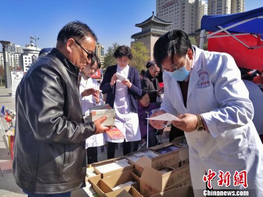 青海省在扶贫日当天开展慈善义诊活动(图3) 青海省在扶贫日当天开展慈善义诊活动(图3)