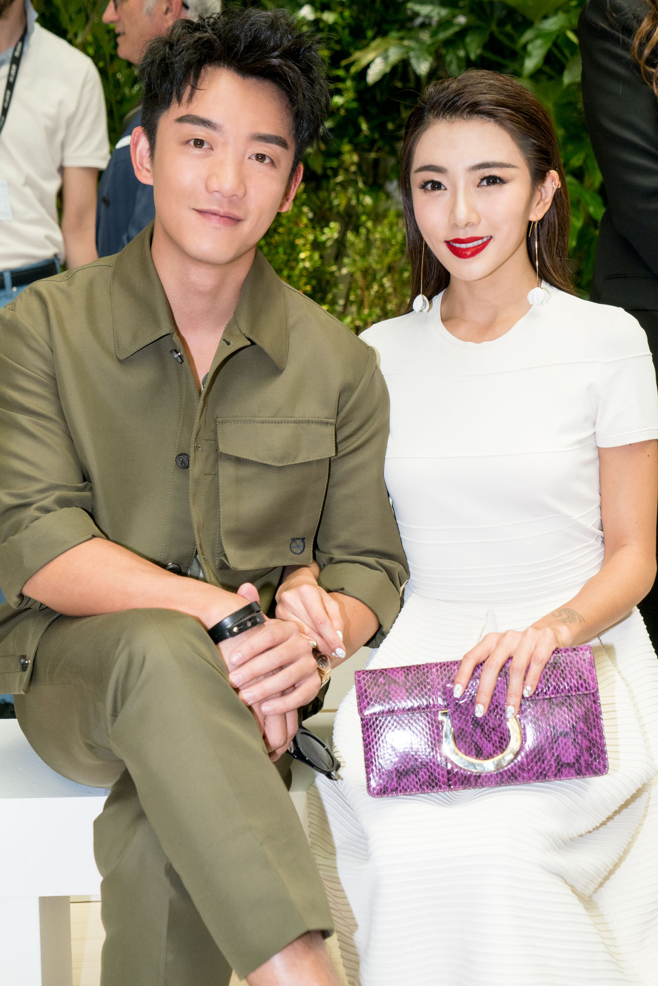 郑恺程晓玥十指紧扣现身米兰 俊男靓女超般配成全场焦点