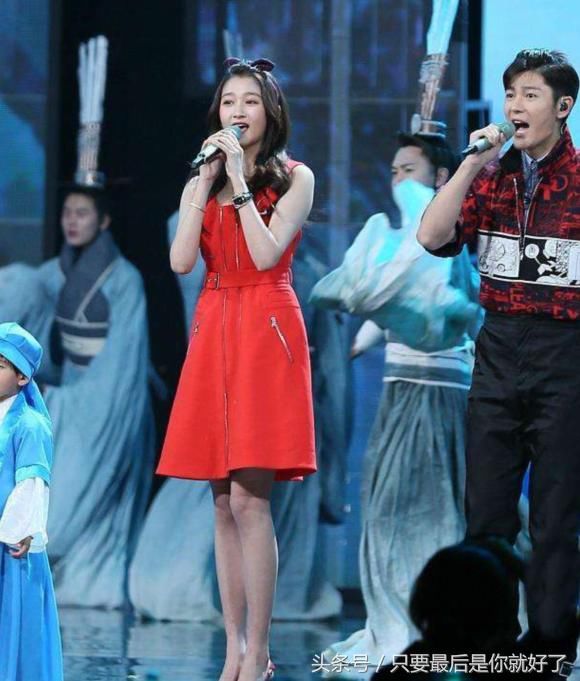 18湖南卫视春晚关晓彤红裙秀2米长腿手戴配饰