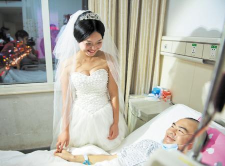 情侣考研成功男友突患白血病，病房拍婚纱照。