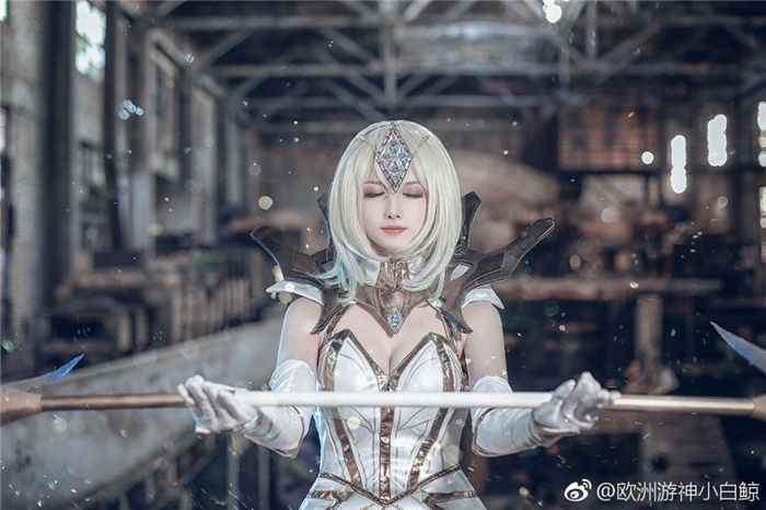 LOL大元素使拉克丝COS 你将会屈服于光明