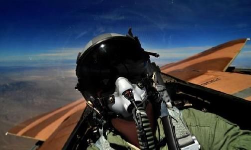 歼20首次对F15实施战斗状态,300公里外锁定,