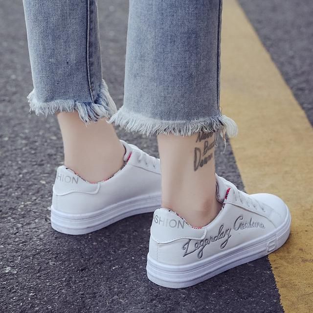 小个子的女人穿小白鞋,别致厚底设计,更能拉长