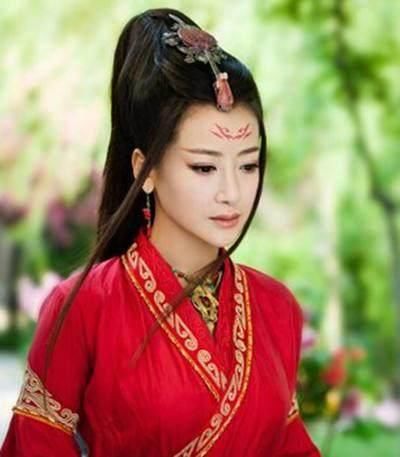 女星的花钿妆:迪丽热巴钟爱凤尾花,杨幂钟爱红