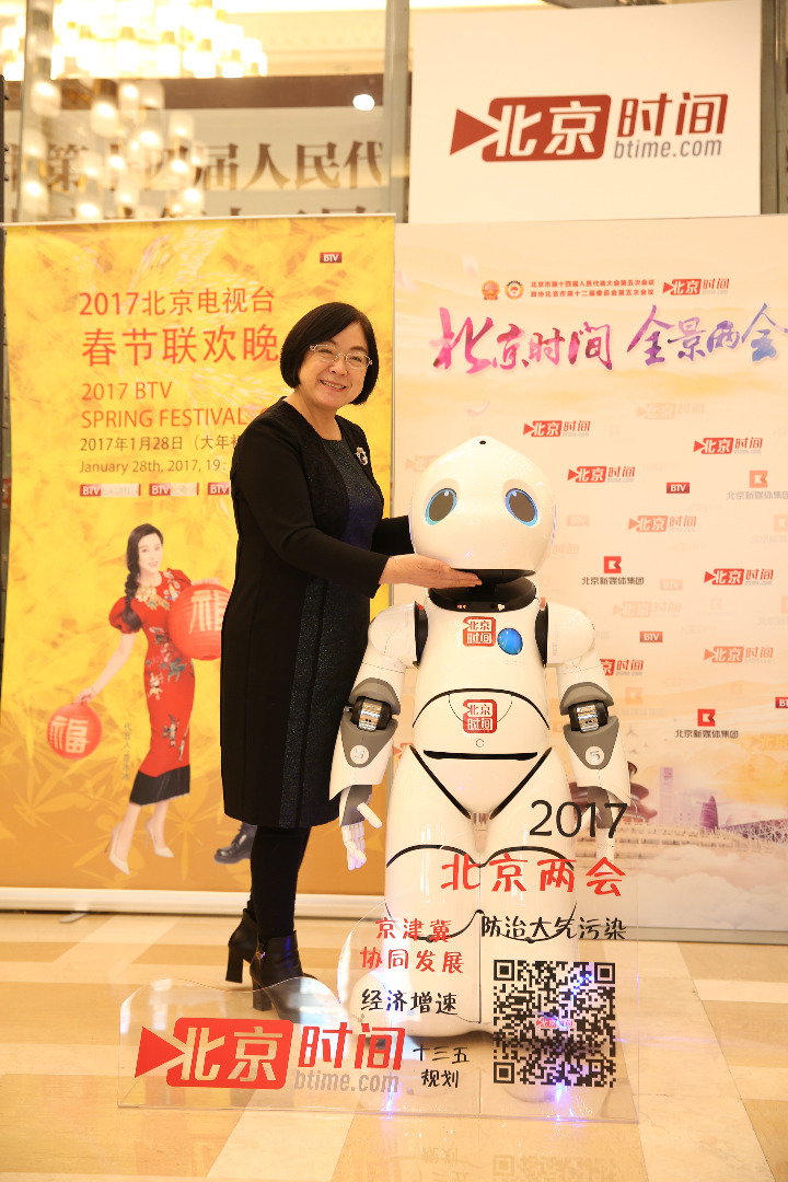 北京市第十四届人民代表大会第五次会议召开，机器人优友作为北京时间特邀记者来到会场，与代表聊天互动、亲密合影，开心时还跳起了炫酷的舞蹈，为大家带来了欢声笑语，收获了众多粉丝。