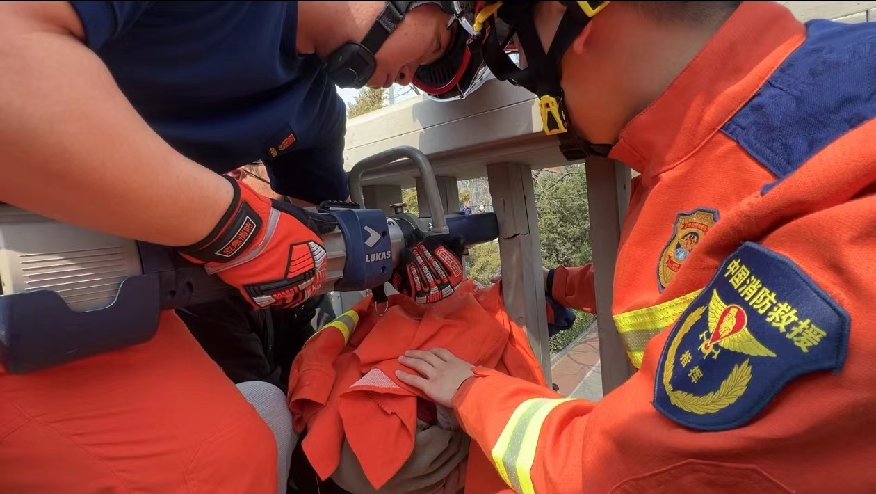 男孩头被卡桥头 消防员紧急出动 男孩头被卡桥头 消防员紧急出动