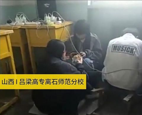 打牌吃泡面玩游戏?网曝师专学生上课无法无天