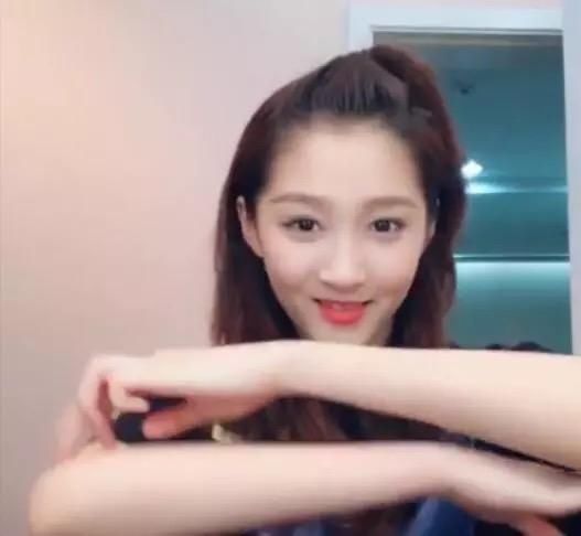 关晓彤家中比划手指舞,国民闺女天天卖萌鹿晗