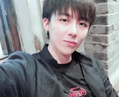 抖音网红宁哥直播时被男粉丝狂揍?场面混