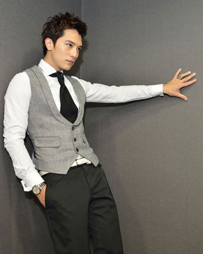 邱泽首度回应相差25岁母子恋:聊得来都可以