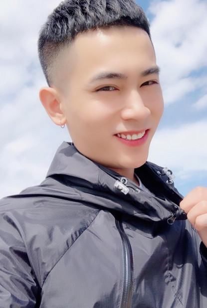 吴迪直播怒踢逆徒,放话小伊伊管好家徒,网友:又