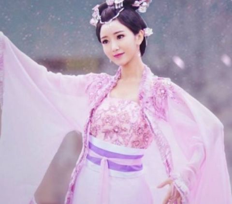 1,毛晓彤在锦绣未央中跳舞的一幕,十分吸引人,她的舞姿有没有点大家