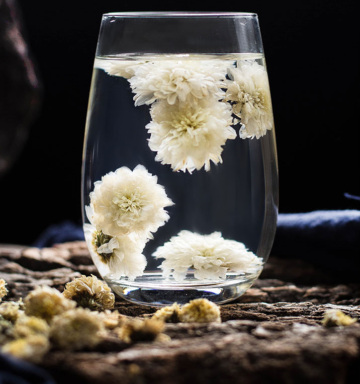 【女孩子额头总是不断反复长痘痘怎么回事】额