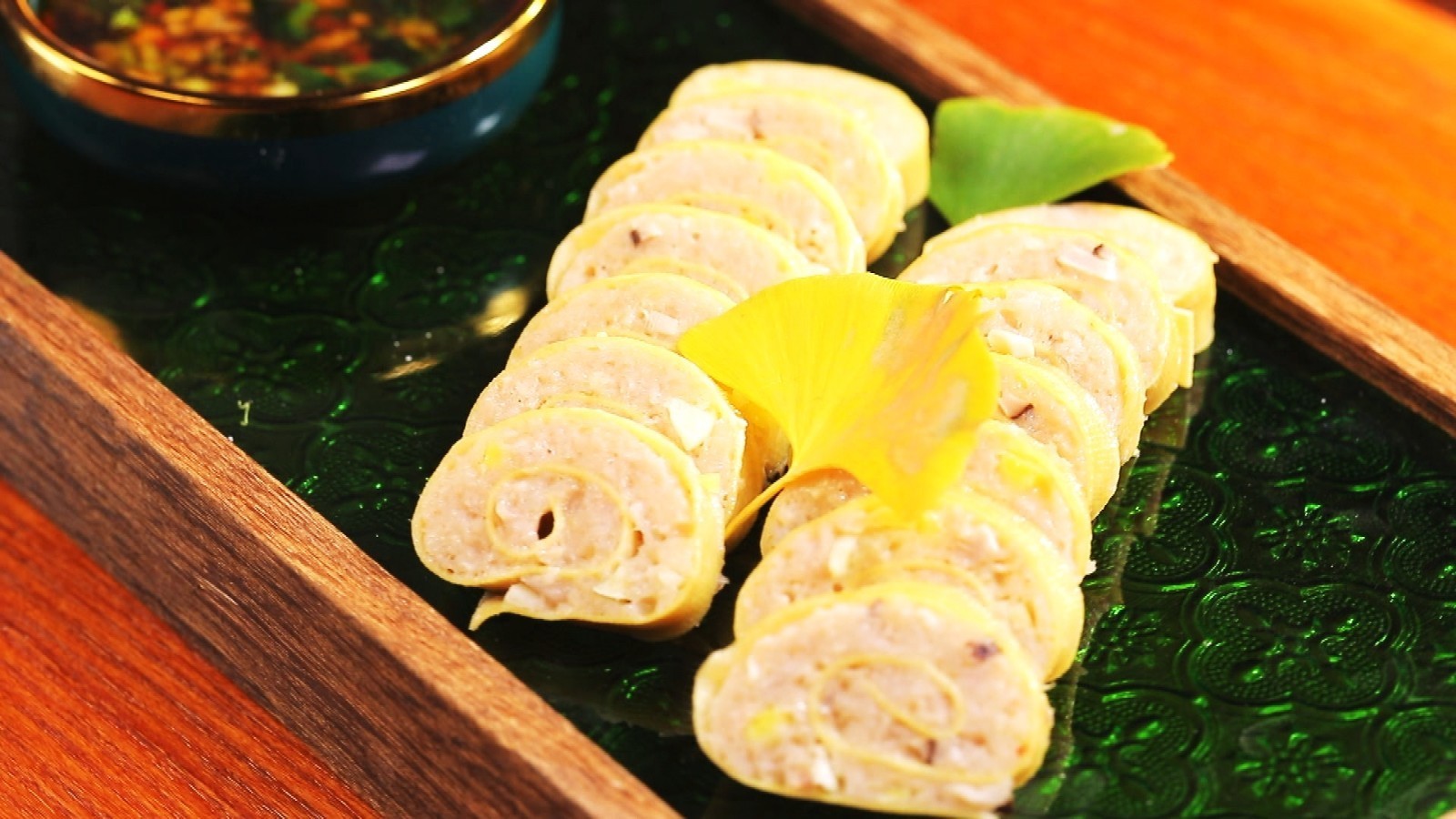 《养生厨房》今日菜谱——蒜泥千张肉卷 盐焗银杏