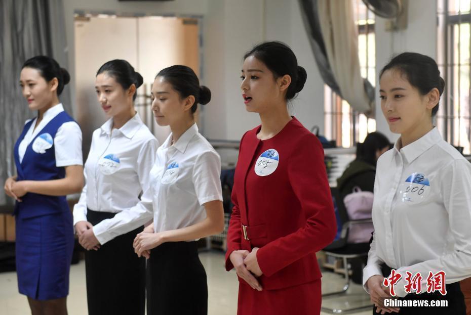 3月12日,厦门航空公司在福州大学举行福州专场招聘会,吸引了上千帅哥