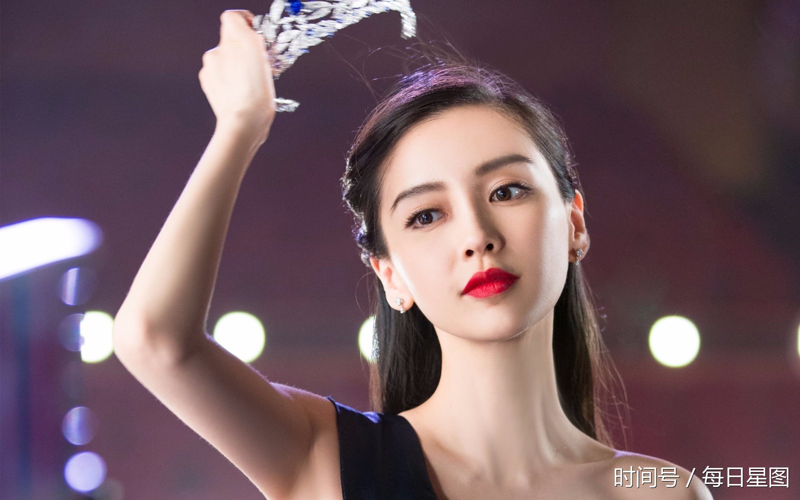 Angelababy这组性感露肩礼服写真,最后一张看