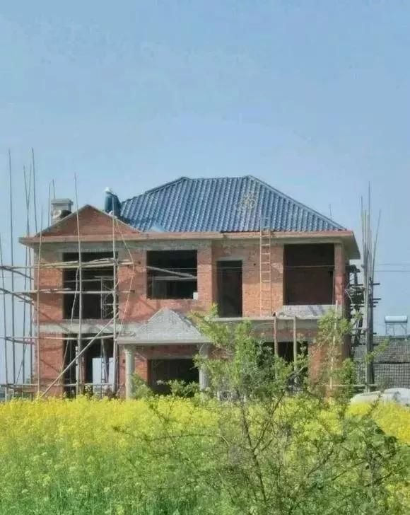 出嫁女儿盖2层半别墅给父母养老,总共花了27万