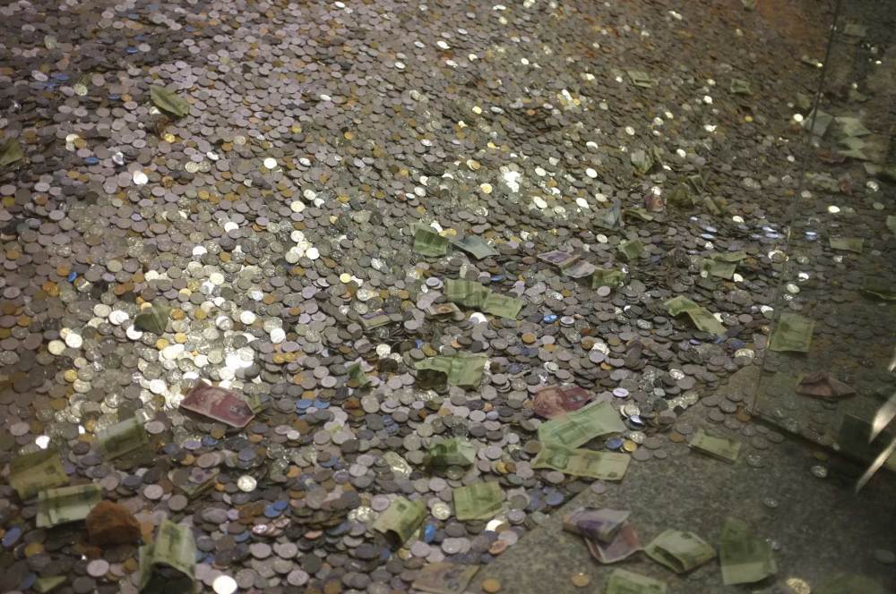 数万现金覆盖 杭州雷峰塔变“金银岛” 数万现金覆盖 杭州雷峰塔变“金银岛”