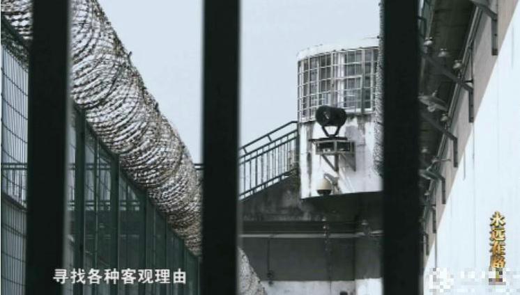 室内所有永久性设施都被去掉了棱角,被打磨成圆形。铁丝、碎玻璃片、绳索甚至布条,以及易燃易爆物品,总之,一切可能被用来行凶、自杀、越狱的工具都在这里绝迹。