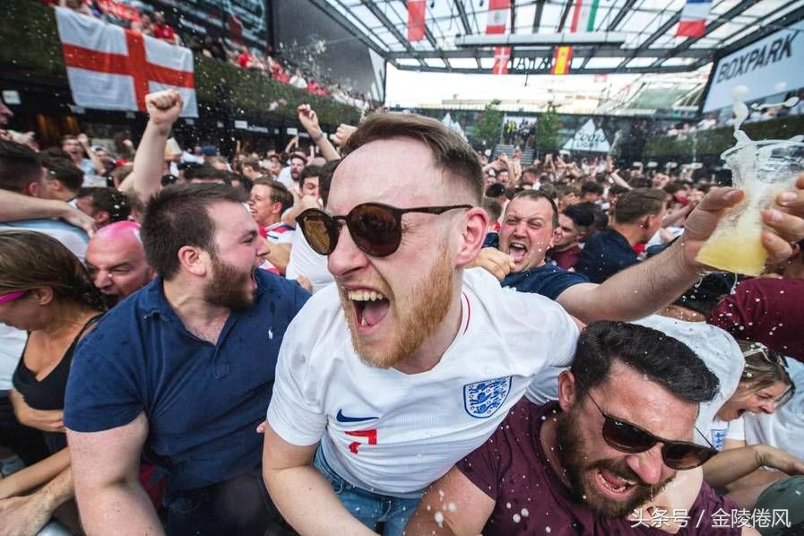 世界杯日本队闯入16强,主教练回国后下课了,网