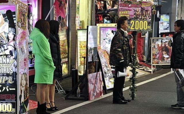 实拍日本红灯区站街女 多数是学生和少妇_北京时间