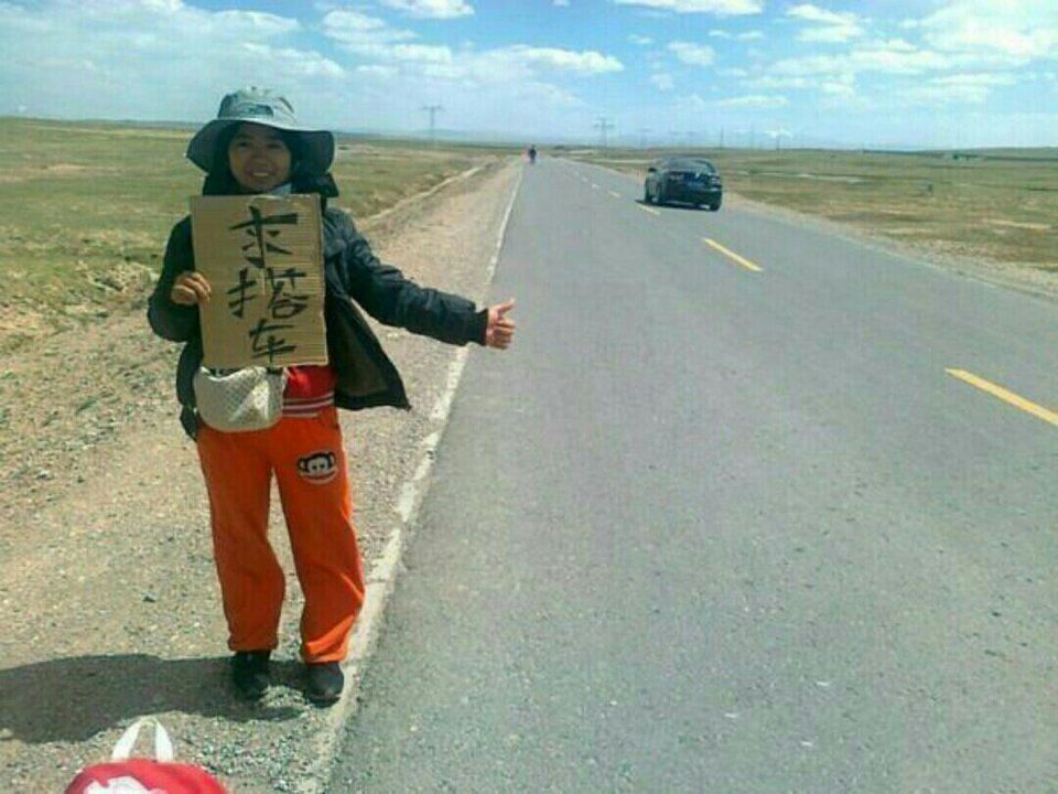 穷游川藏美女驴友背包上写着的求RB是啥意