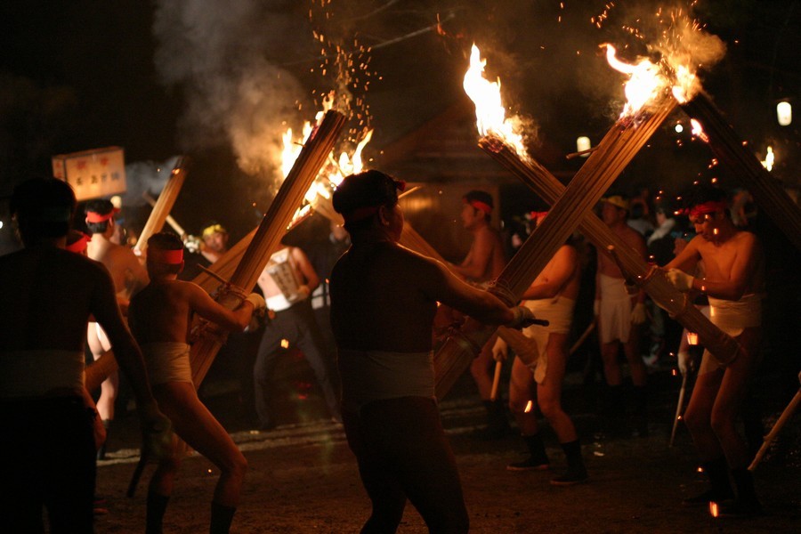 据了解，在寒冷的天气中，约有近140名男子，身上仅围着兜裆布几近全裸参加“苏民祭”。