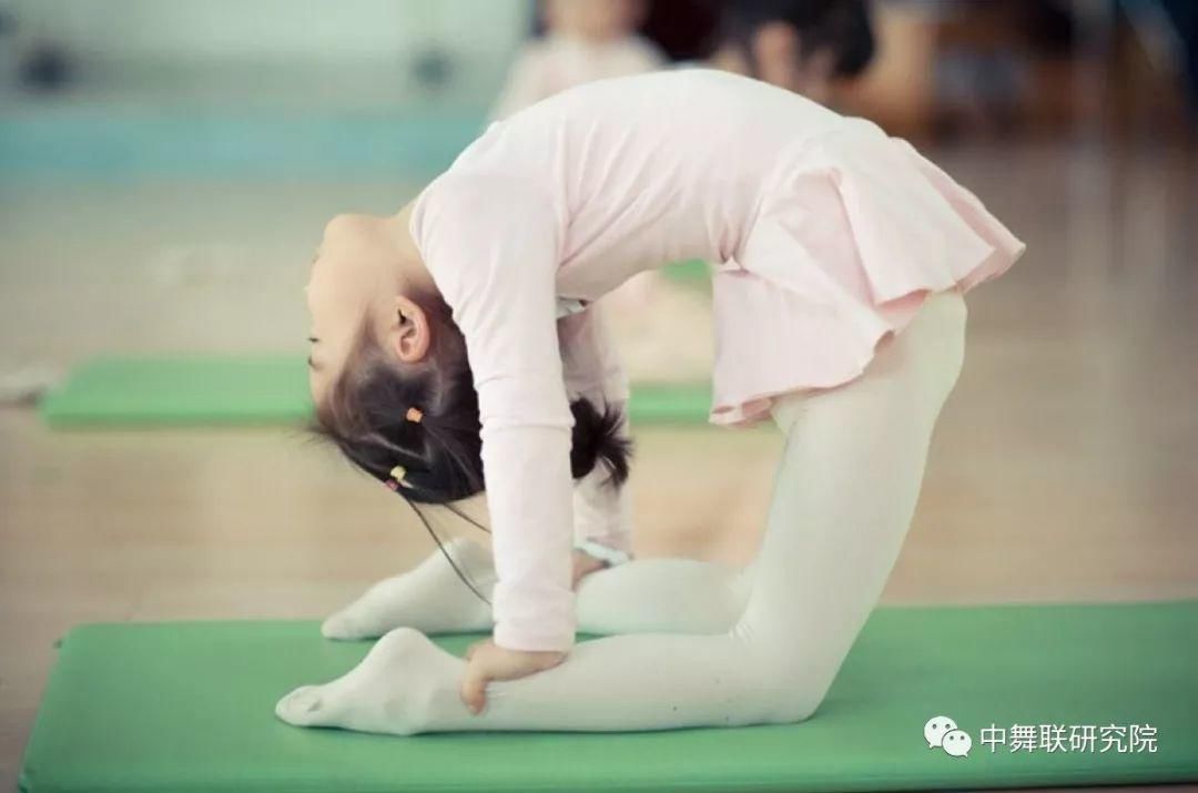 你知道家长该如何配合老师引导孩子练舞吗