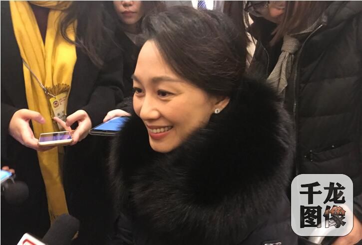 姜海琳委员坐轮椅报到关注青少年发展和民生保障 姜海琳委员坐轮椅报到关注青少年发展和民生保障