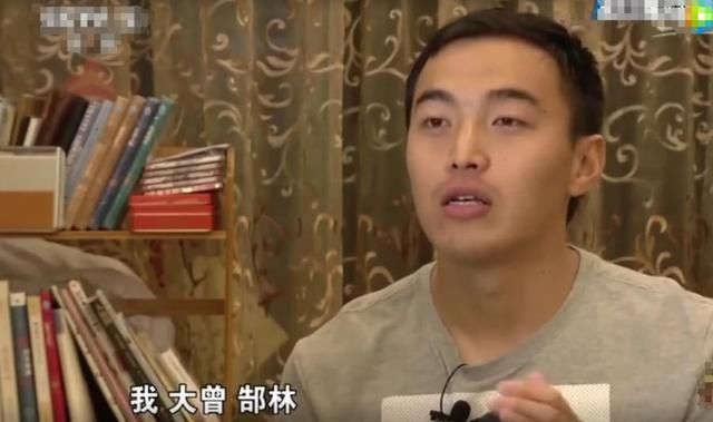 记者采访国足白斩鸡队员,被这一个小动作彻底