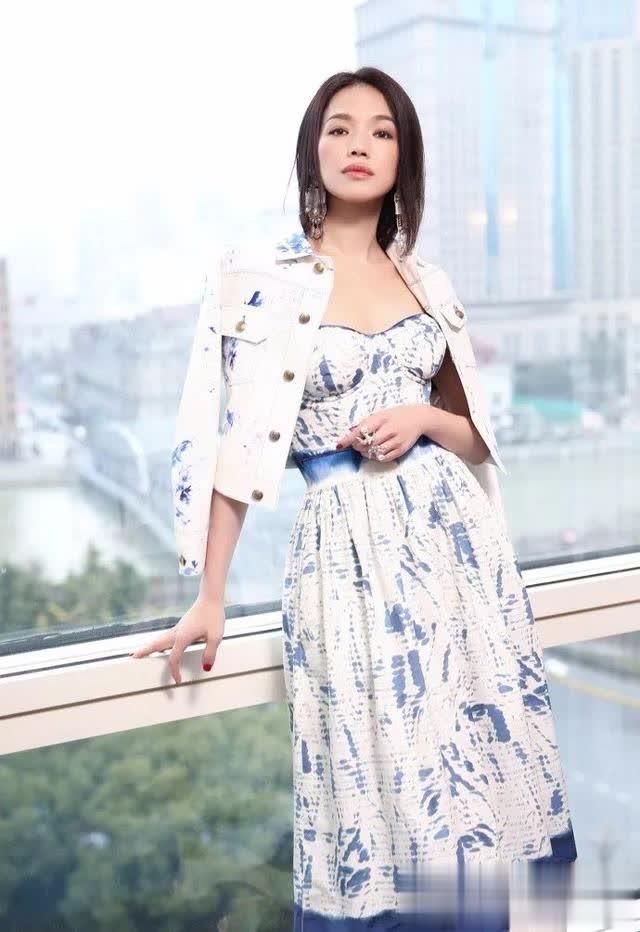 宋祖儿,舒淇,杨幂身穿Michael Kors白色镂空连衣裙