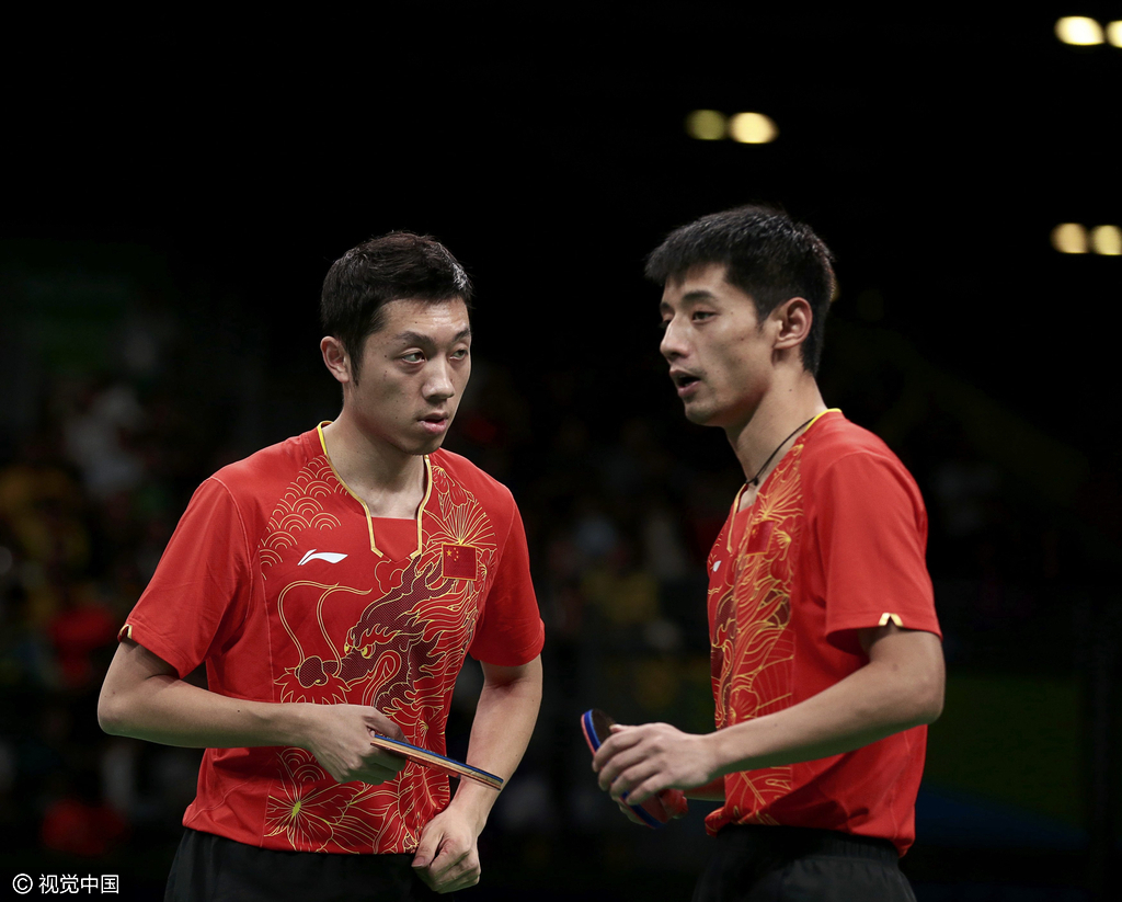 第三场双打在许昕/张继科和郑荣植/李尚洙之间进行。双方在首局就连续战平，6平后许昕连续两次台内挑打建功，中国组合领跑。之后双方交替涨分，许昕/张继科保持领先，随着许昕直板横打得分，11比8，中国组合先拔头筹。
图为张继科与许昕交流。