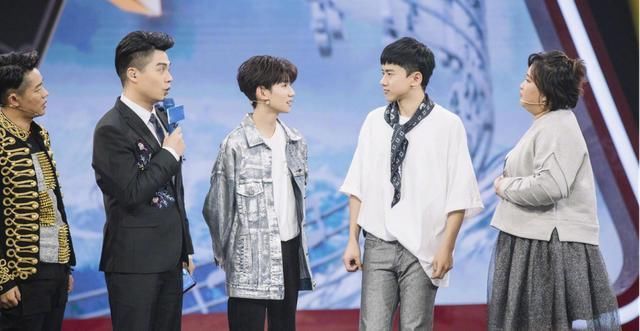 《王牌3》张杰贾玲情侣装好配!看邓紫棋的眼