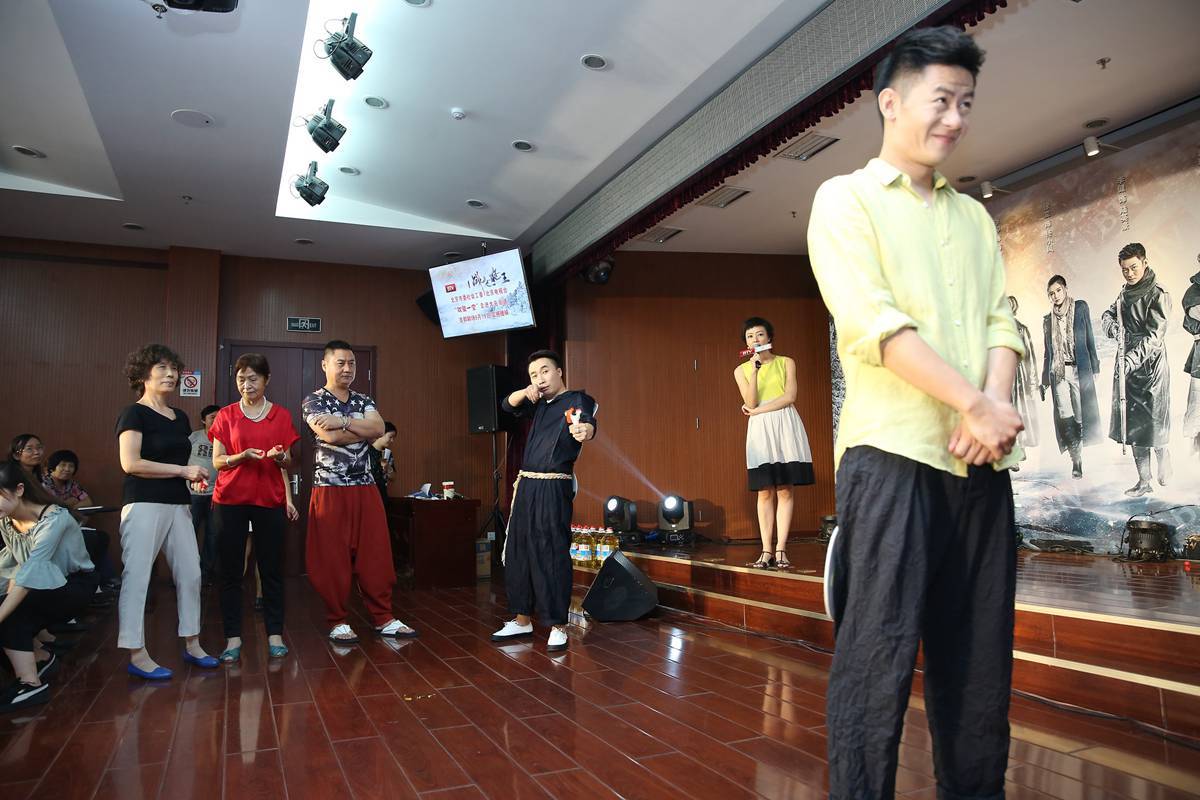 曹瑞、李健弹弓打靶