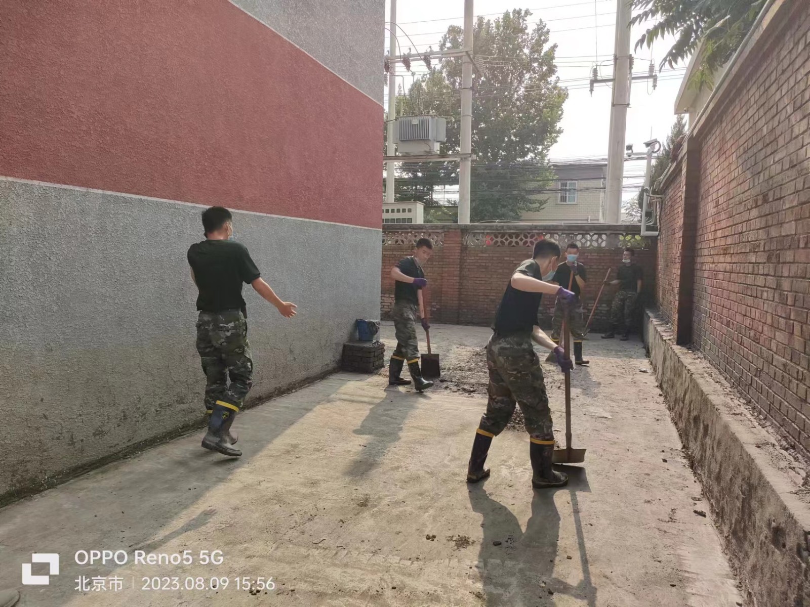 500名武警战士撤离时留下一幅幅精美板报......_北京时间